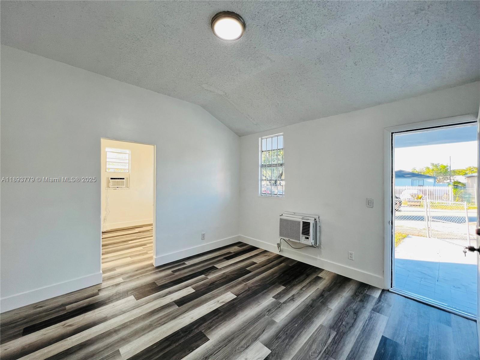   /  1274 sq. ft. $ 2025-10-09 0 foto