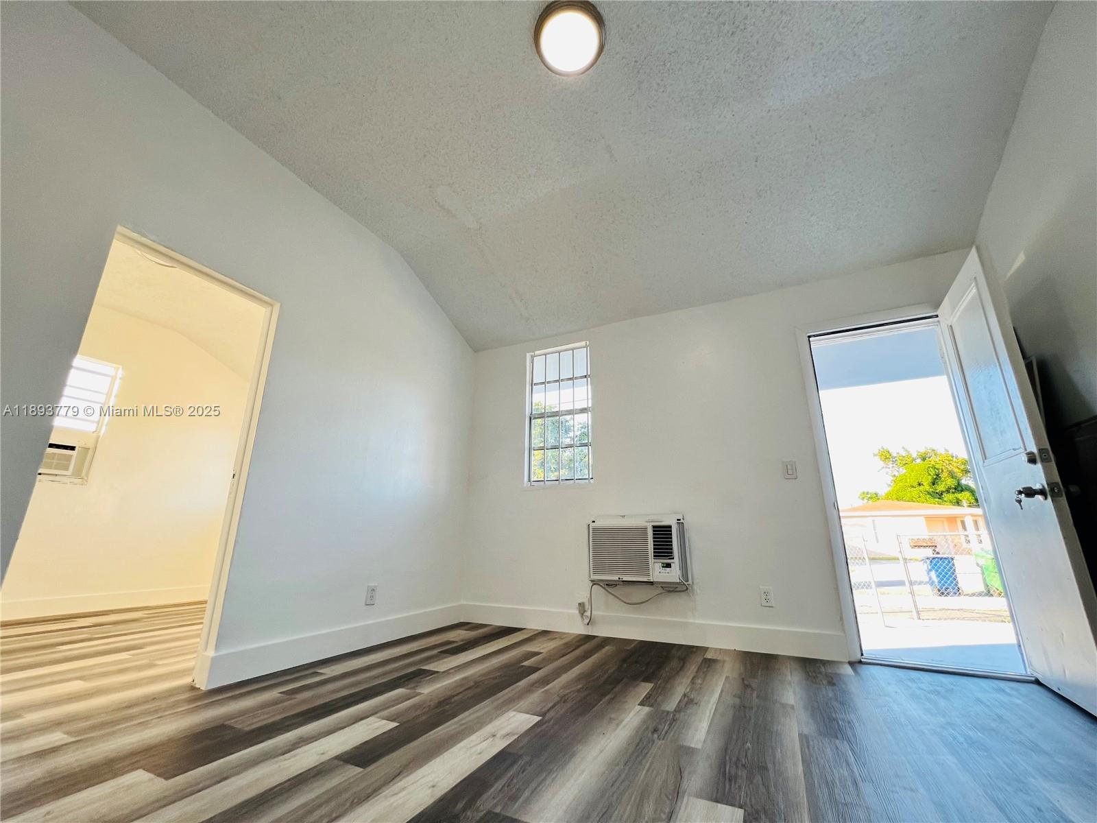   /  1274 sq. ft. $ 2025-10-09 0 foto