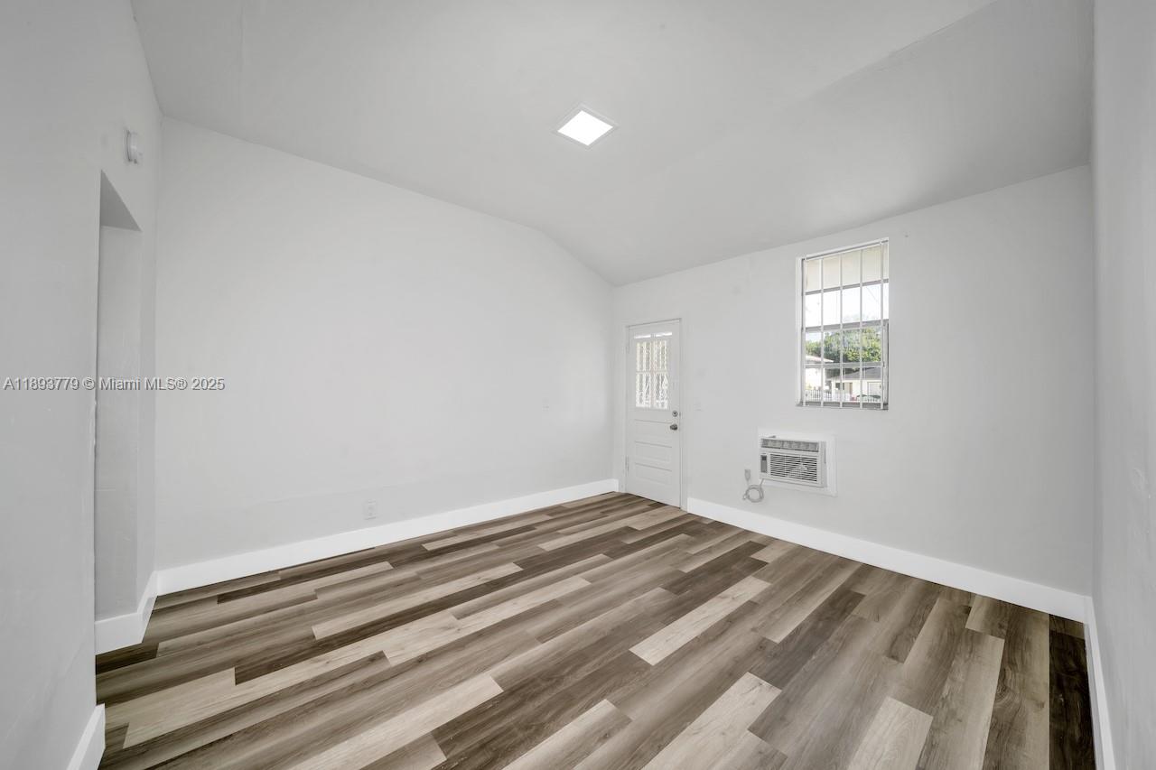   /  1274 sq. ft. $ 2025-10-09 0 foto