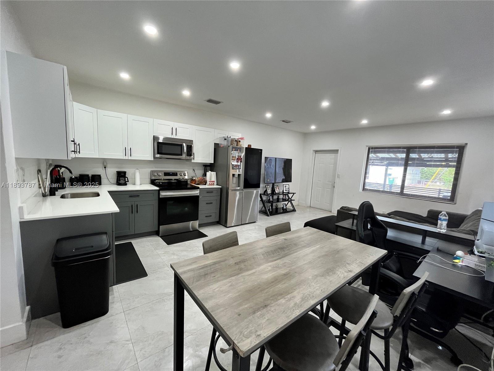   /  2005 sq. ft. $ 2025-10-09 0 foto