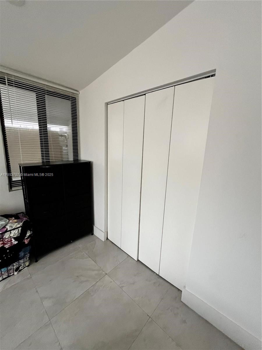   /  2005 sq. ft. $ 2025-10-09 0 foto