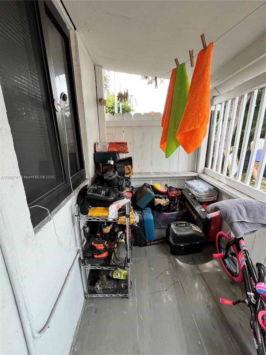   /  2005 sq. ft. $ 2025-10-09 0 foto