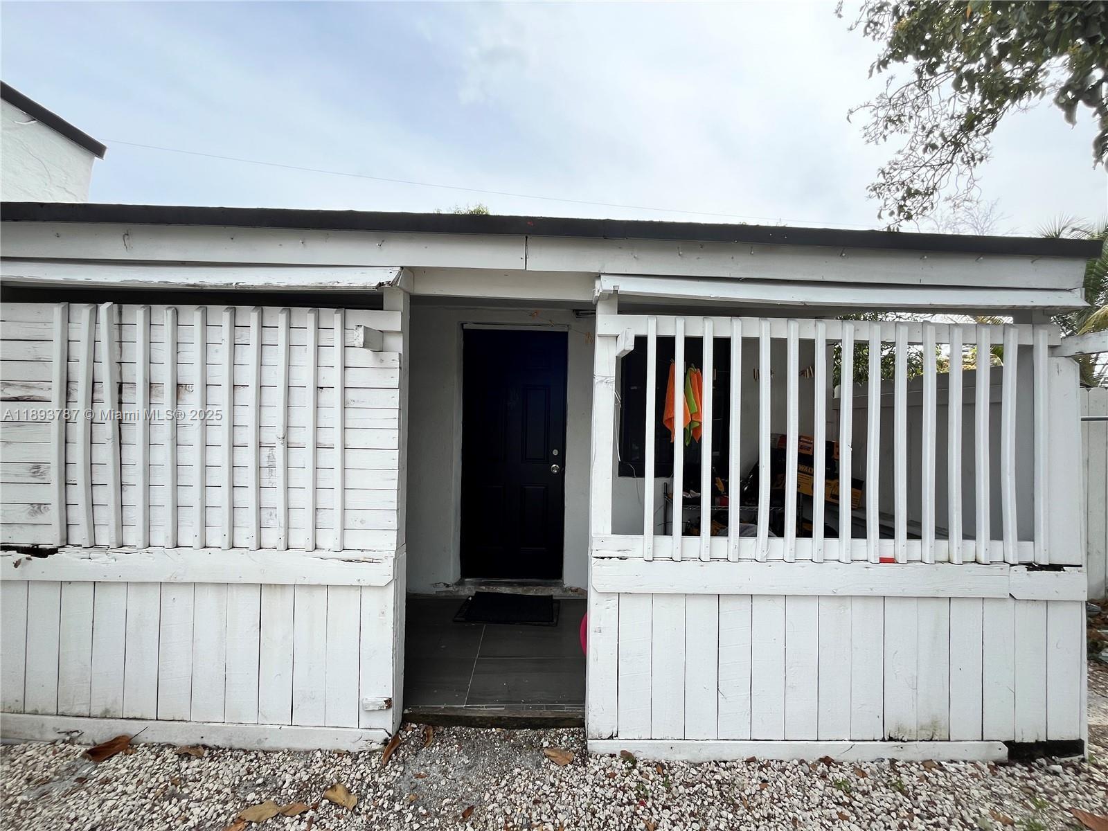   /  2005 sq. ft. $ 2025-10-09 0 foto