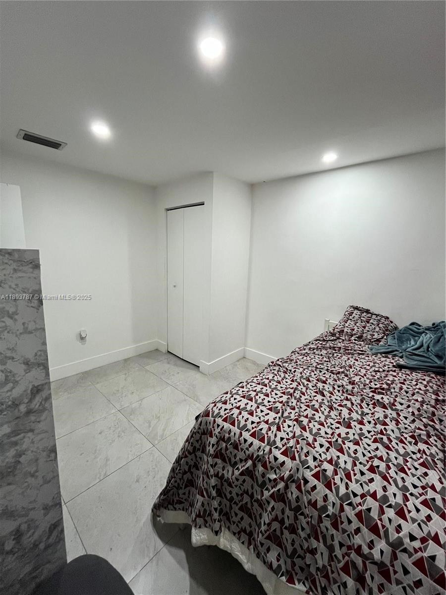   /  2005 sq. ft. $ 2025-10-09 0 foto