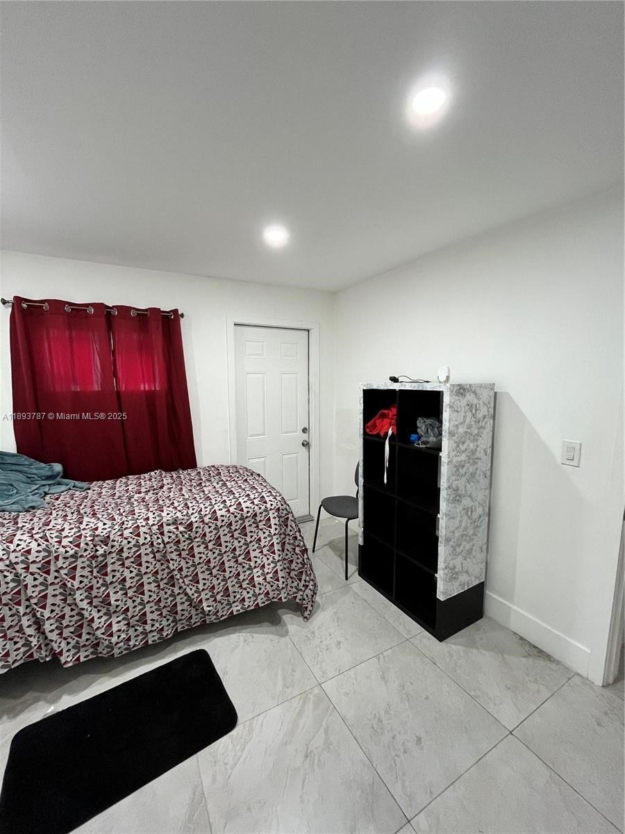   /  2005 sq. ft. $ 2025-10-09 0 foto