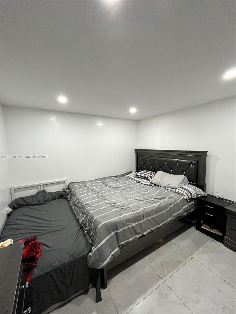   /  2005 sq. ft. $ 2025-10-09 0 foto