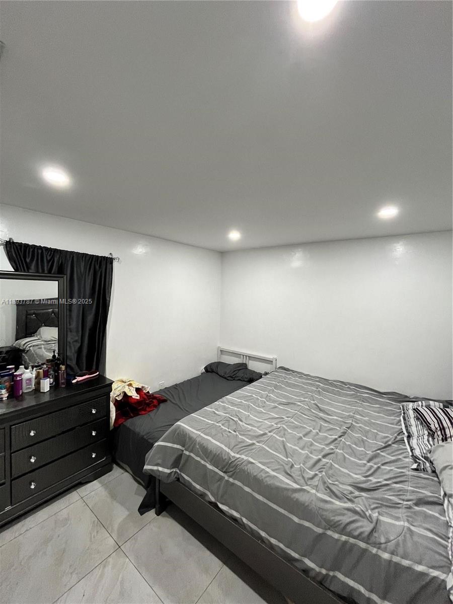  /  2005 sq. ft. $ 2025-10-09 0 foto