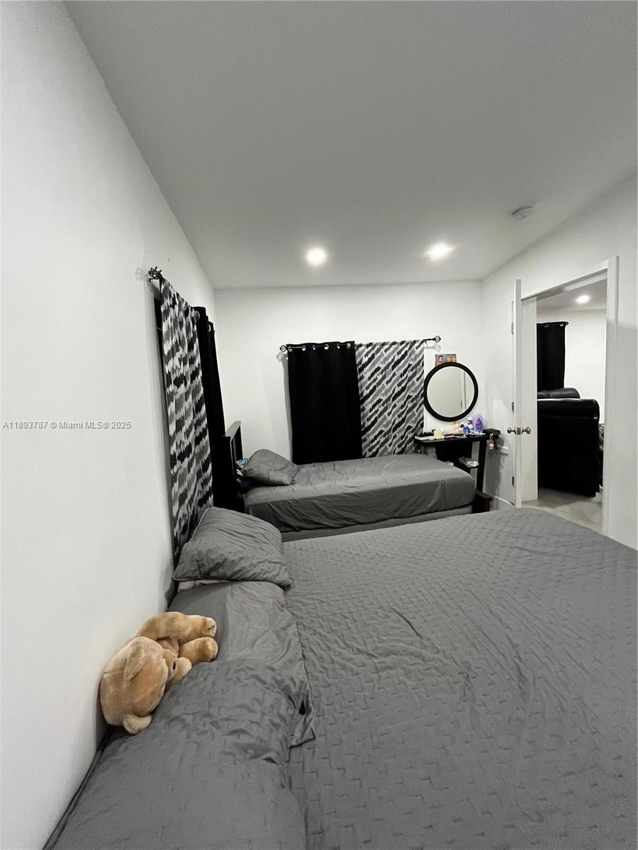   /  2005 sq. ft. $ 2025-10-09 0 foto