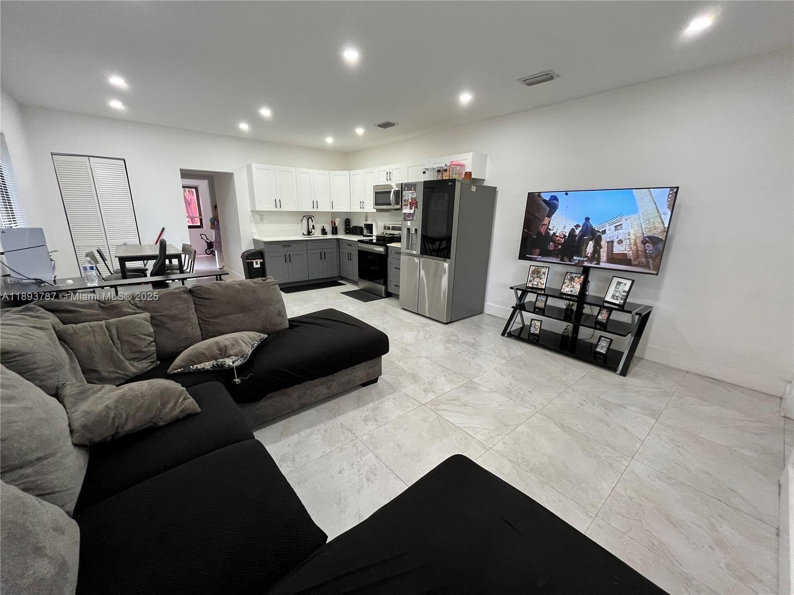   /  2005 sq. ft. $ 2025-10-09 0 foto