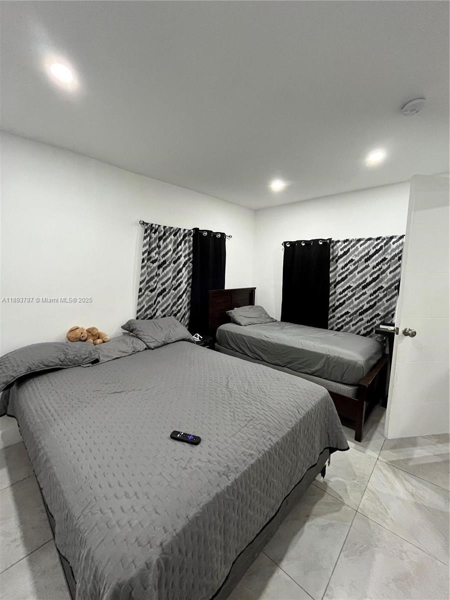   /  2005 sq. ft. $ 2025-10-09 0 foto