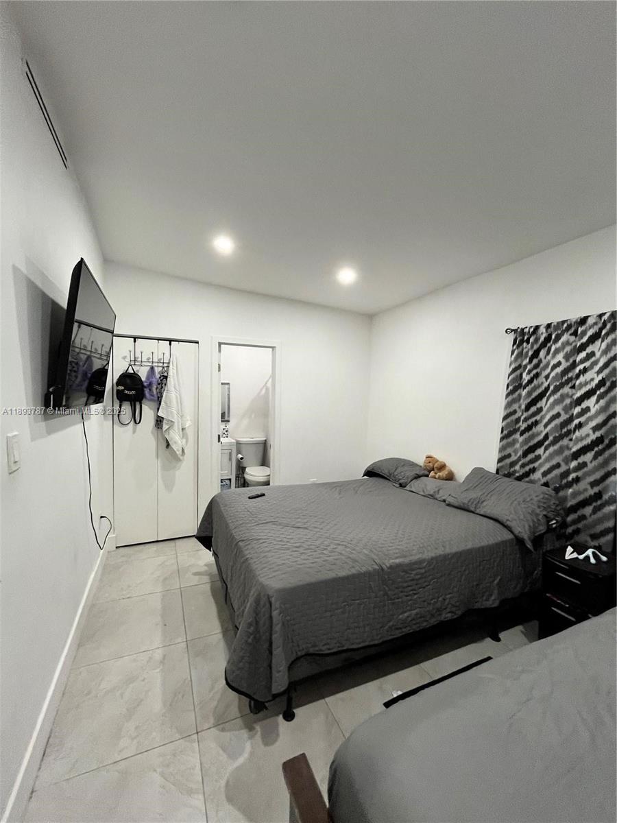   /  2005 sq. ft. $ 2025-10-09 0 foto