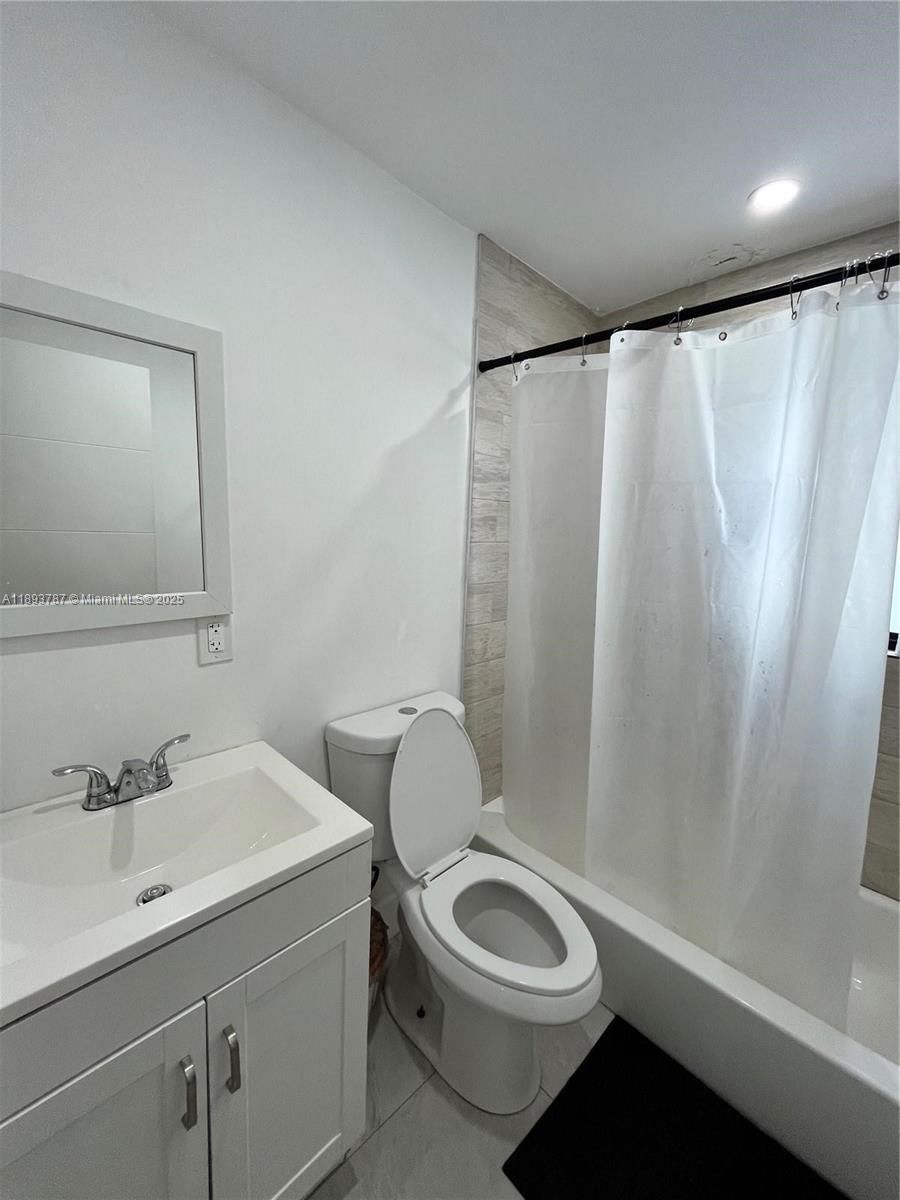   /  2005 sq. ft. $ 2025-10-09 0 foto