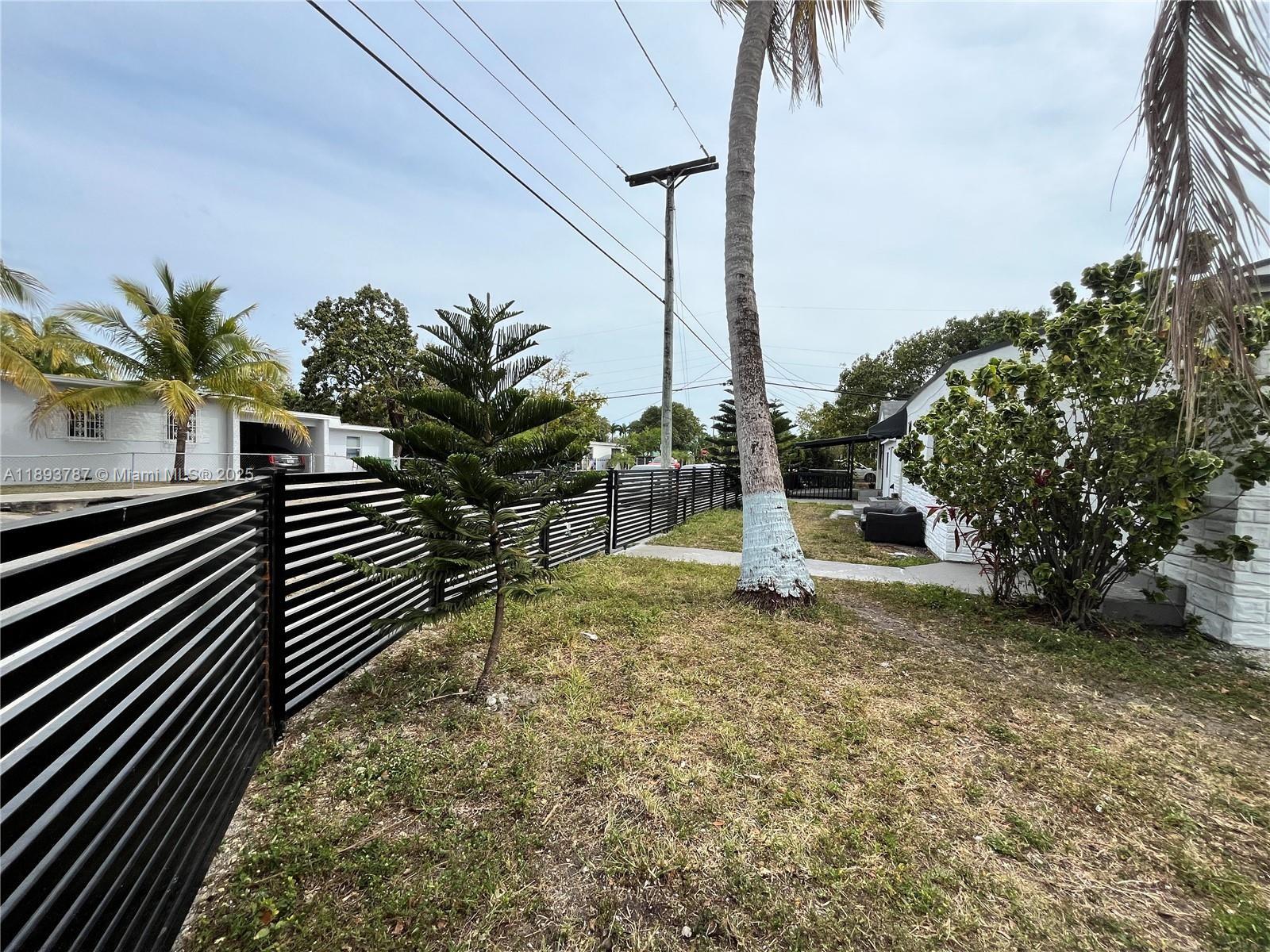   /  2005 sq. ft. $ 2025-10-09 0 foto