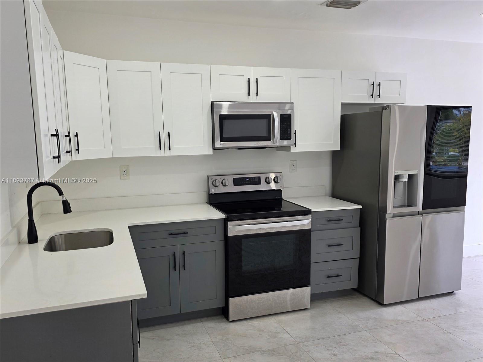   /  2005 sq. ft. $ 2025-10-09 0 foto