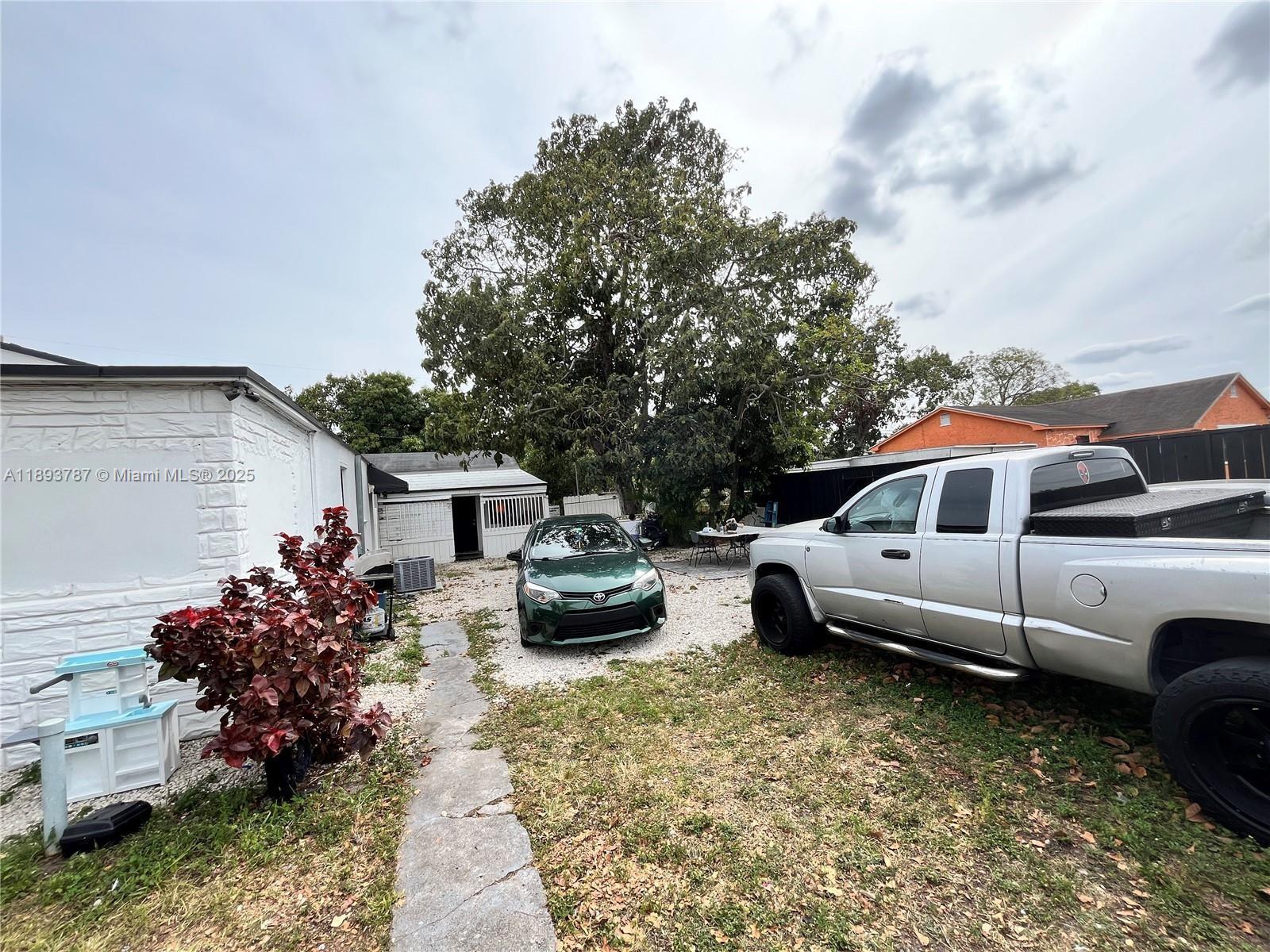   /  2005 sq. ft. $ 2025-10-09 0 foto
