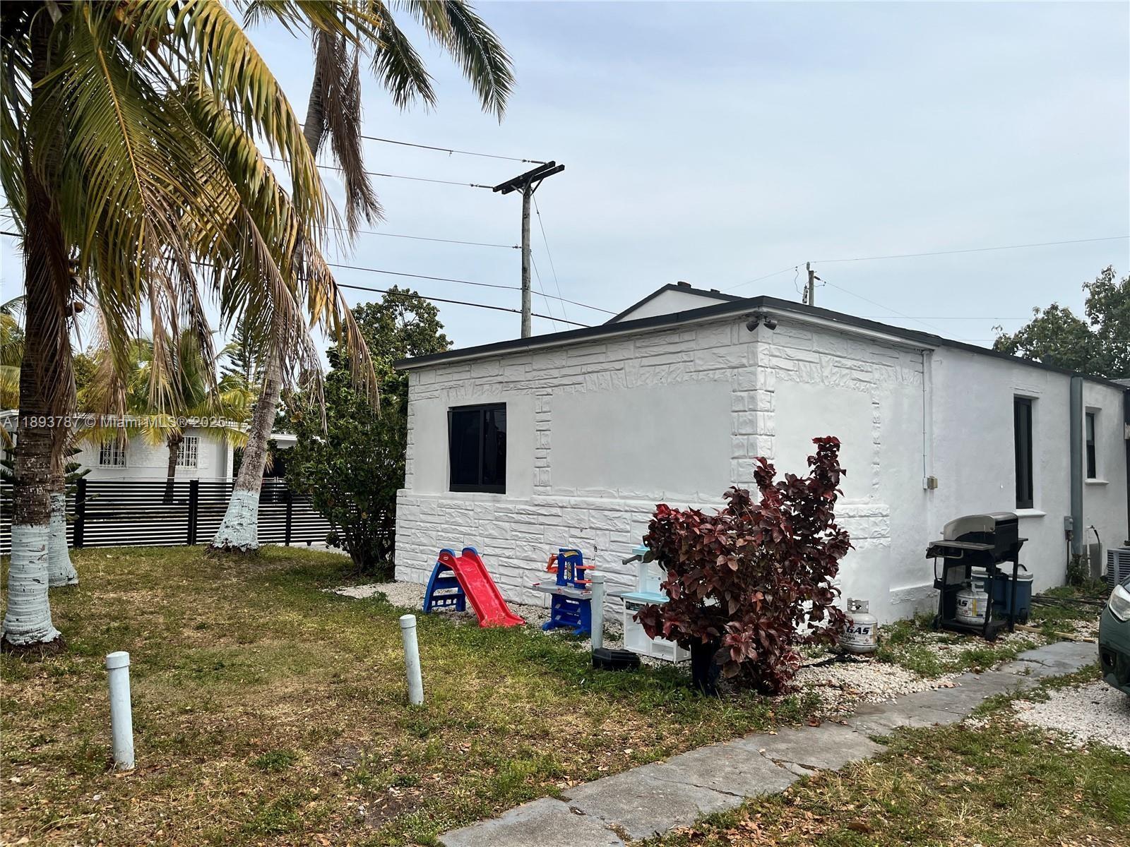   /  2005 sq. ft. $ 2025-10-09 0 foto