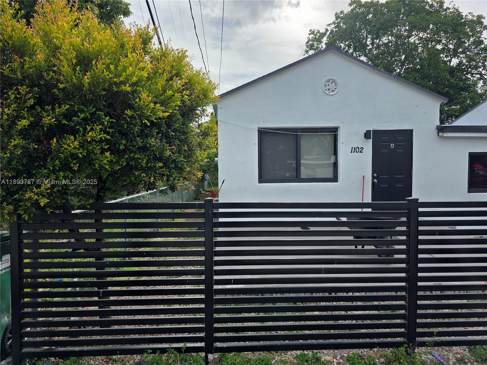   /  2005 sq. ft. $ 2025-10-09 0 foto