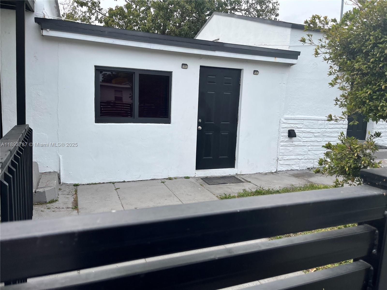   /  2005 sq. ft. $ 2025-10-09 0 foto