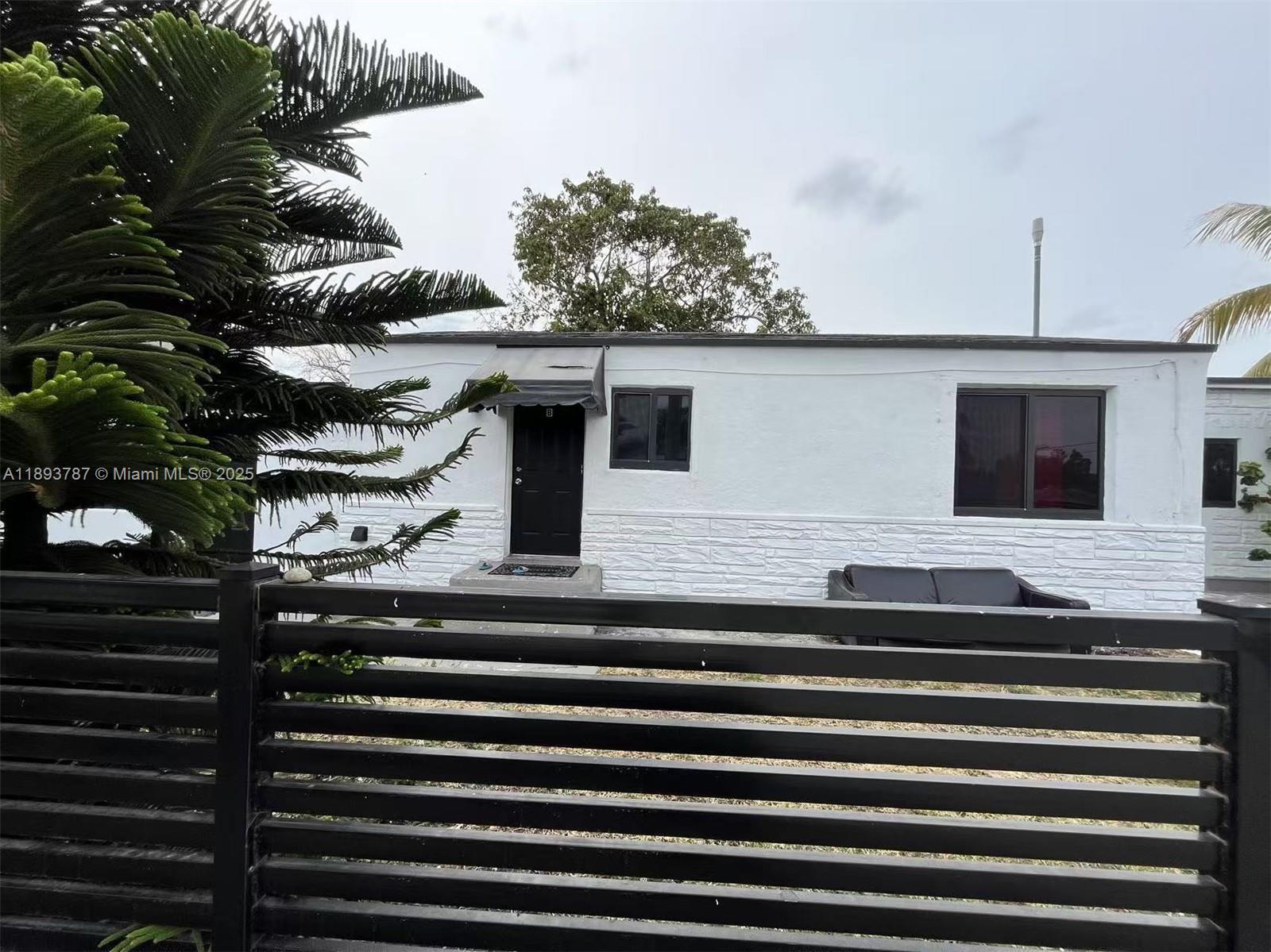   /  2005 sq. ft. $ 2025-10-09 0 foto