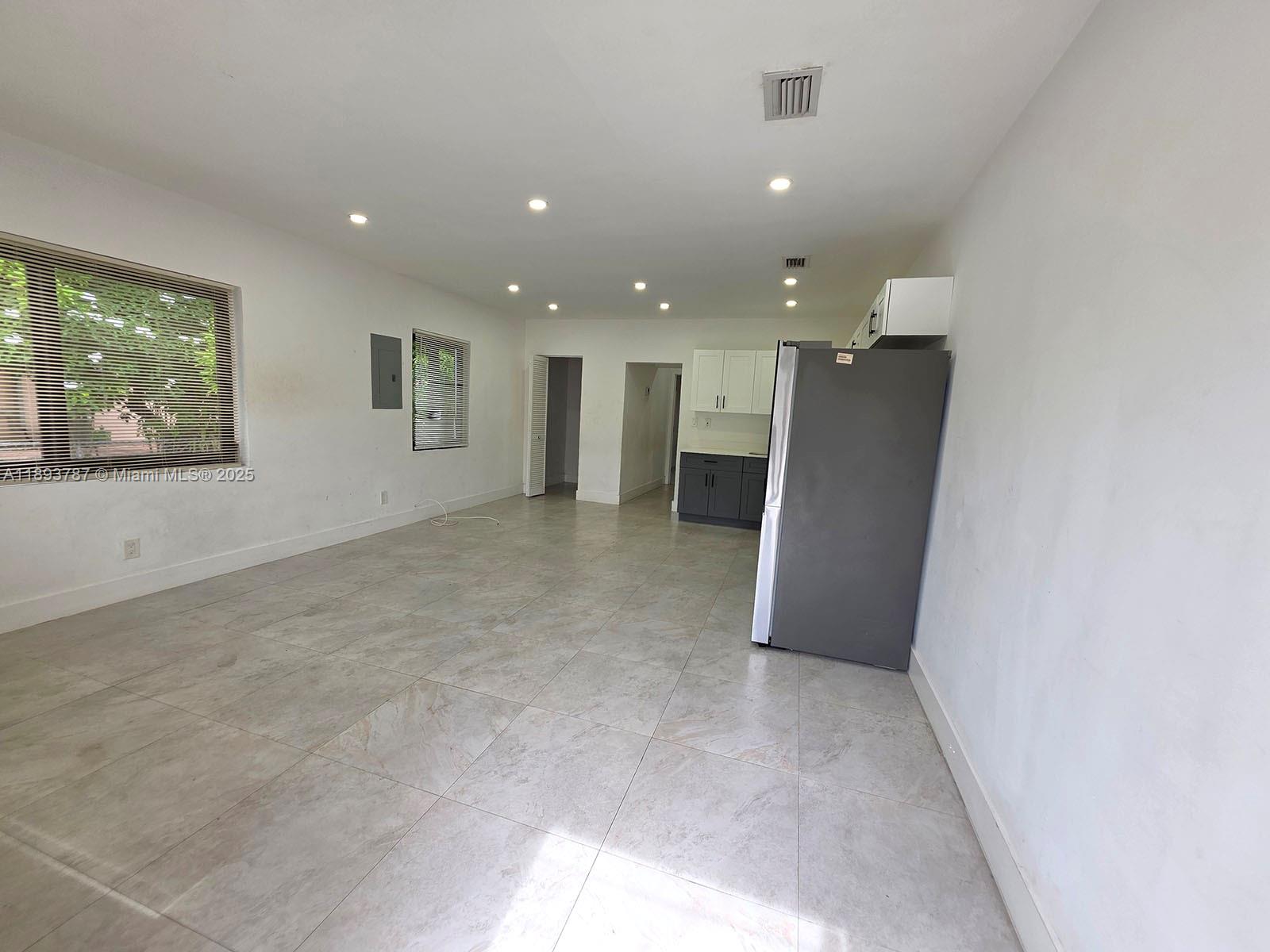   /  2005 sq. ft. $ 2025-10-09 0 foto