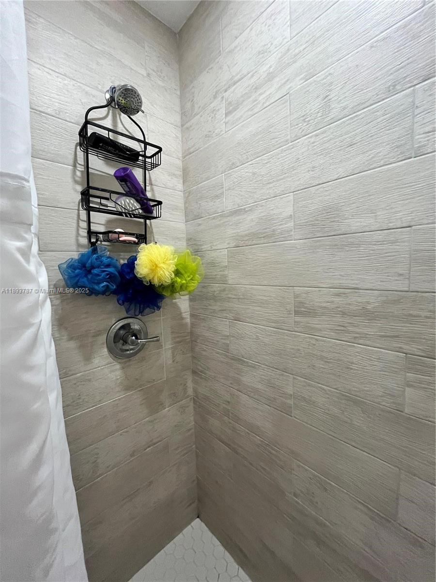   /  2005 sq. ft. $ 2025-10-09 0 foto