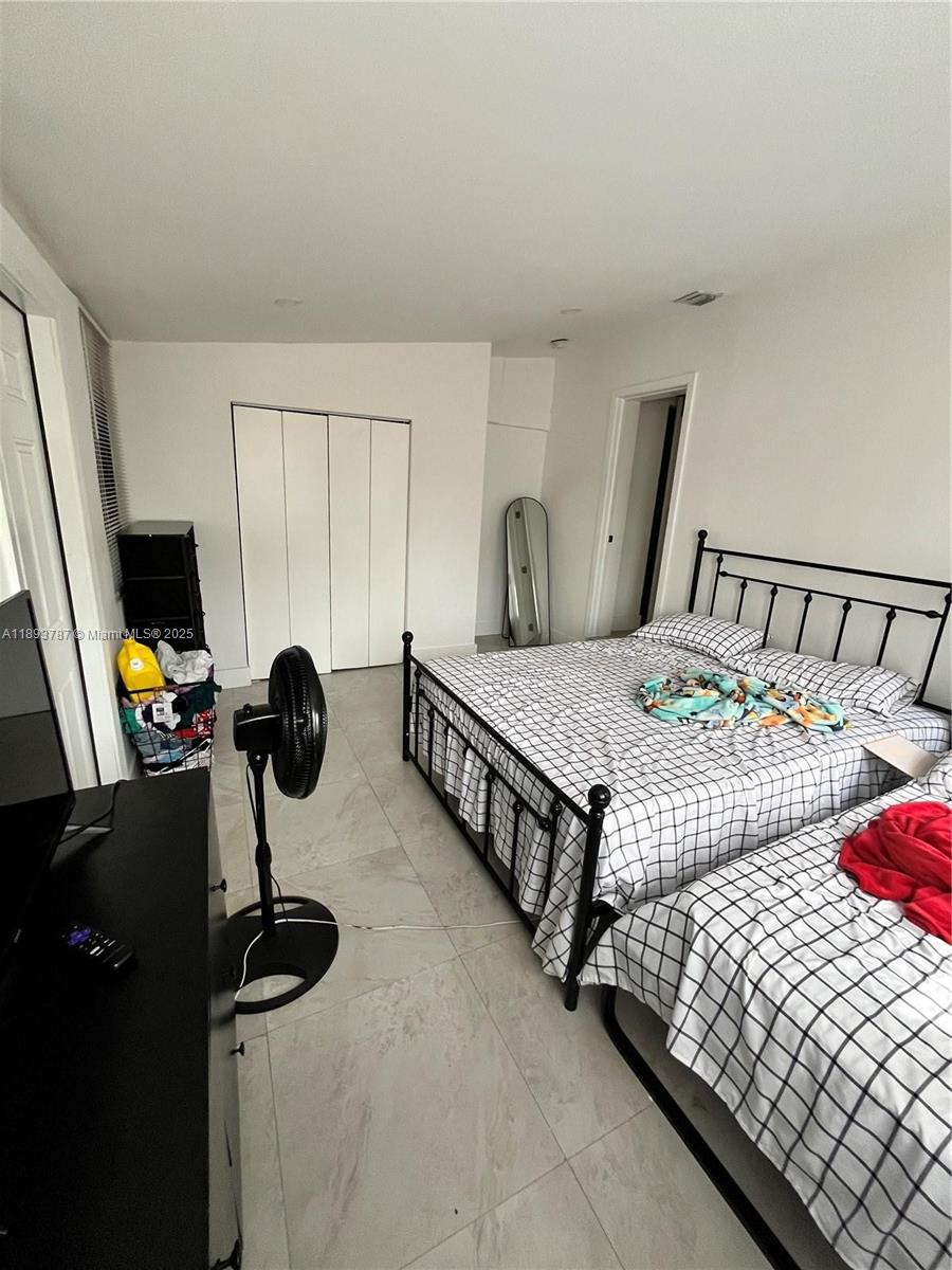   /  2005 sq. ft. $ 2025-10-09 0 foto