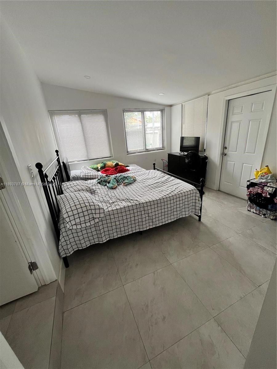  /  2005 sq. ft. $ 2025-10-09 0 foto