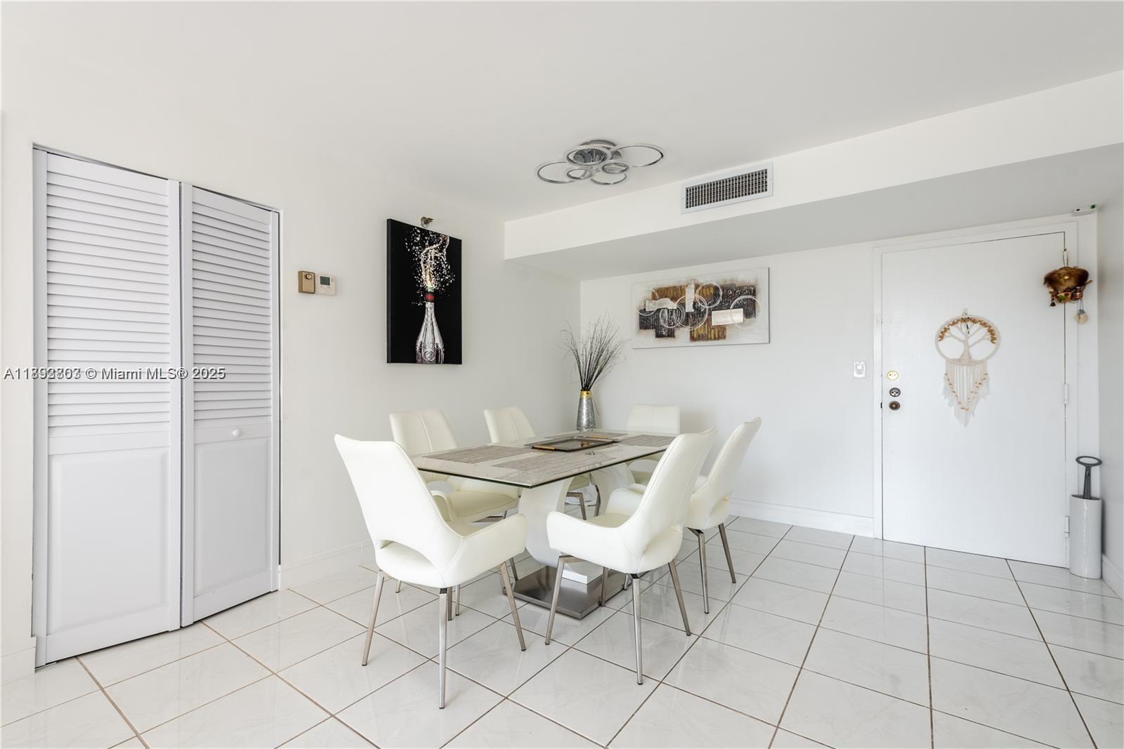 807 2 / 2 1232 sq. ft. $ 2025-10-10 0 Photo