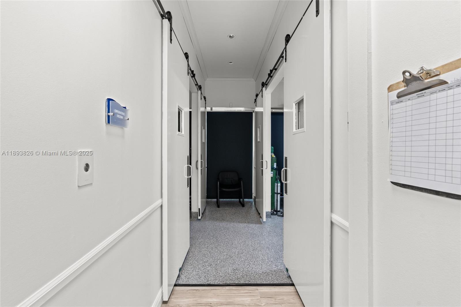   /   кв.футов $ 2025-10-10 0 Фото