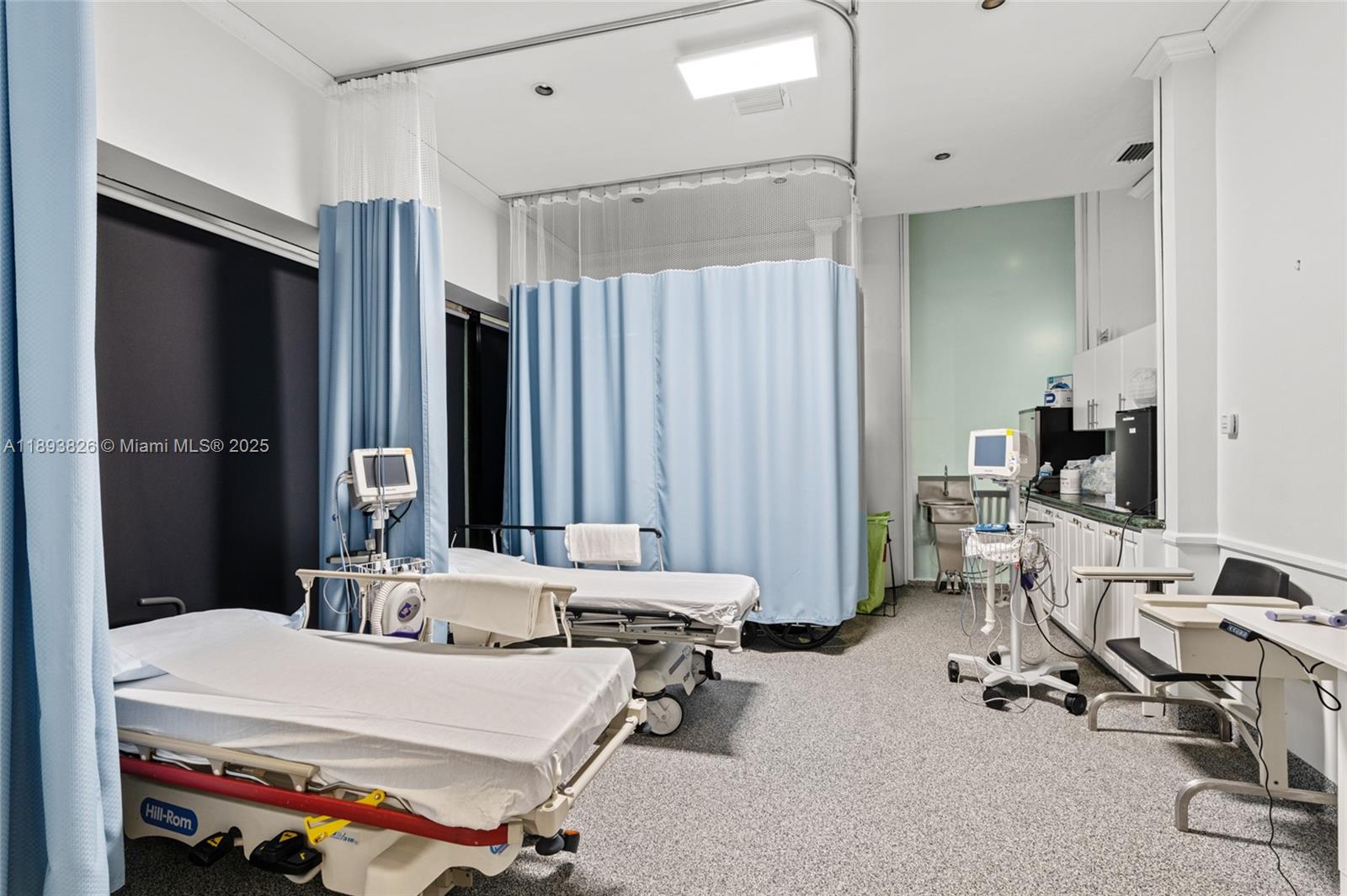   /   кв.футов $ 2025-10-10 0 Фото