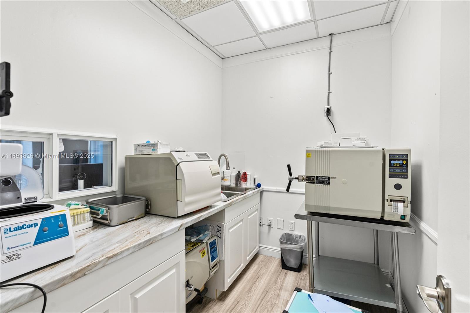   /   кв.футов $ 2025-10-10 0 Фото