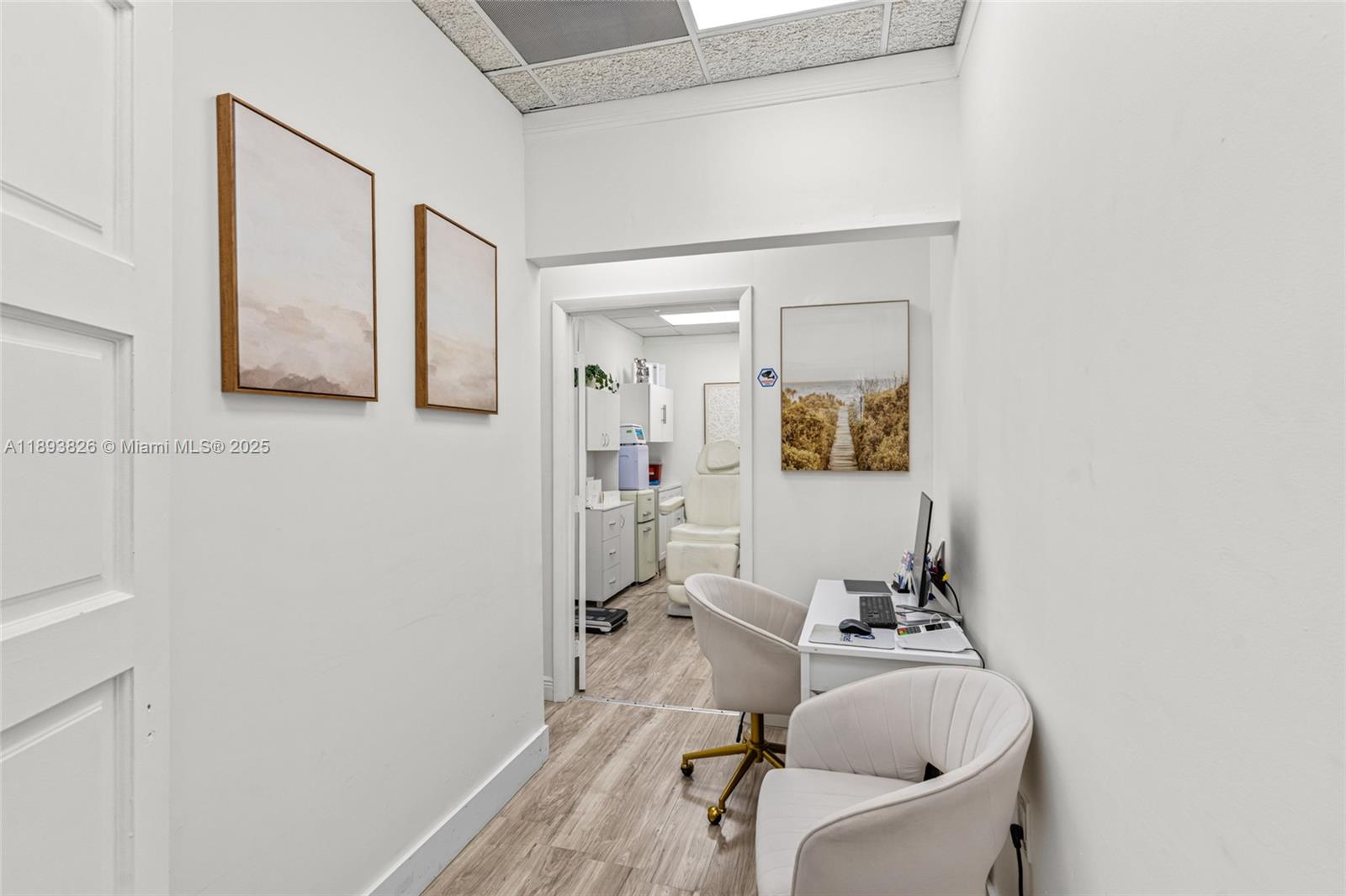   /   кв.футов $ 2025-10-10 0 Фото