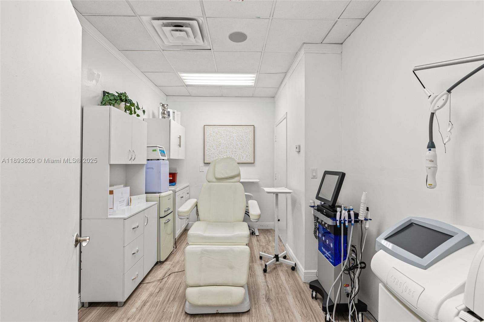   /   кв.футов $ 2025-10-10 0 Фото