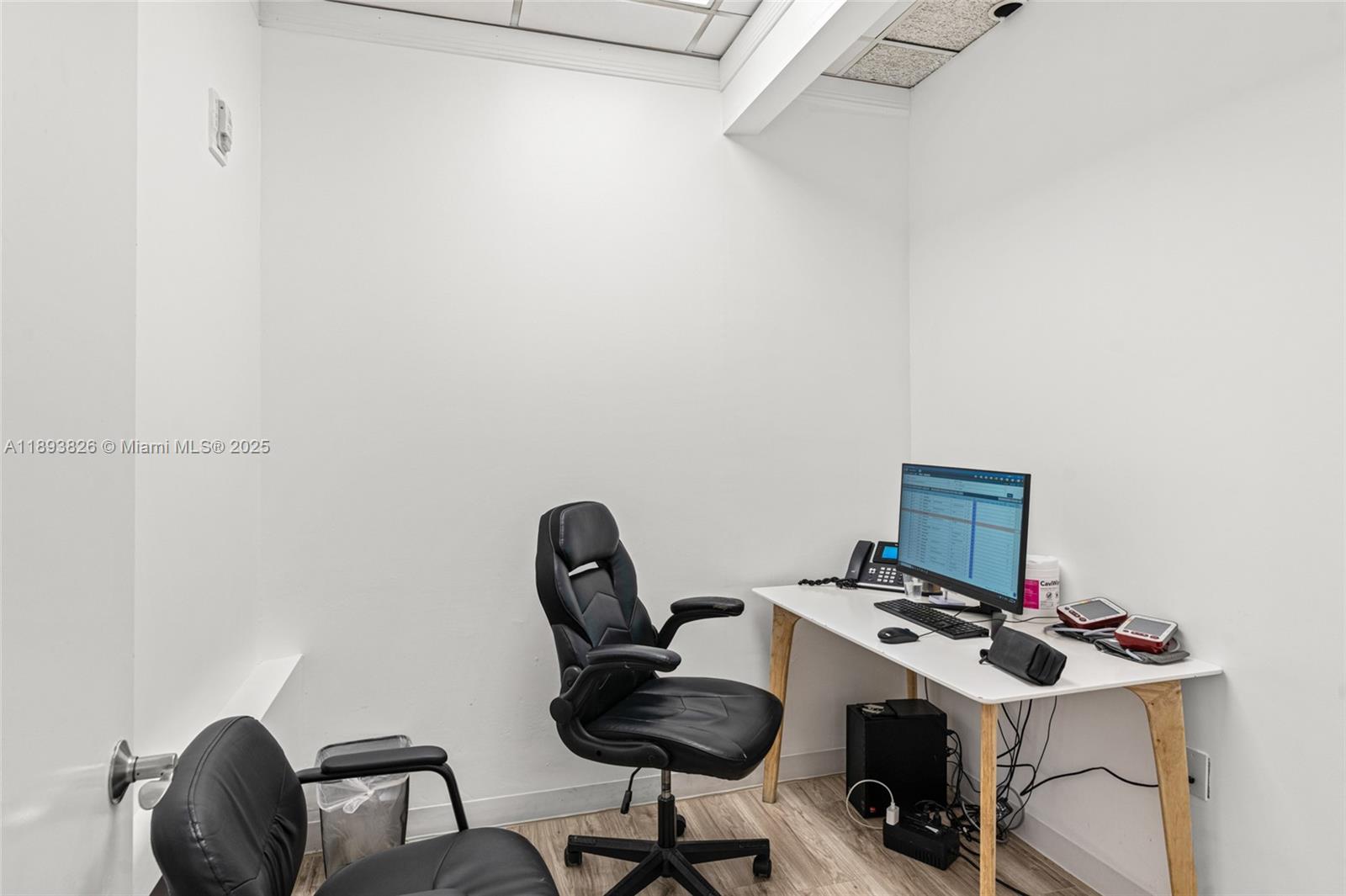   /   кв.футов $ 2025-10-10 0 Фото