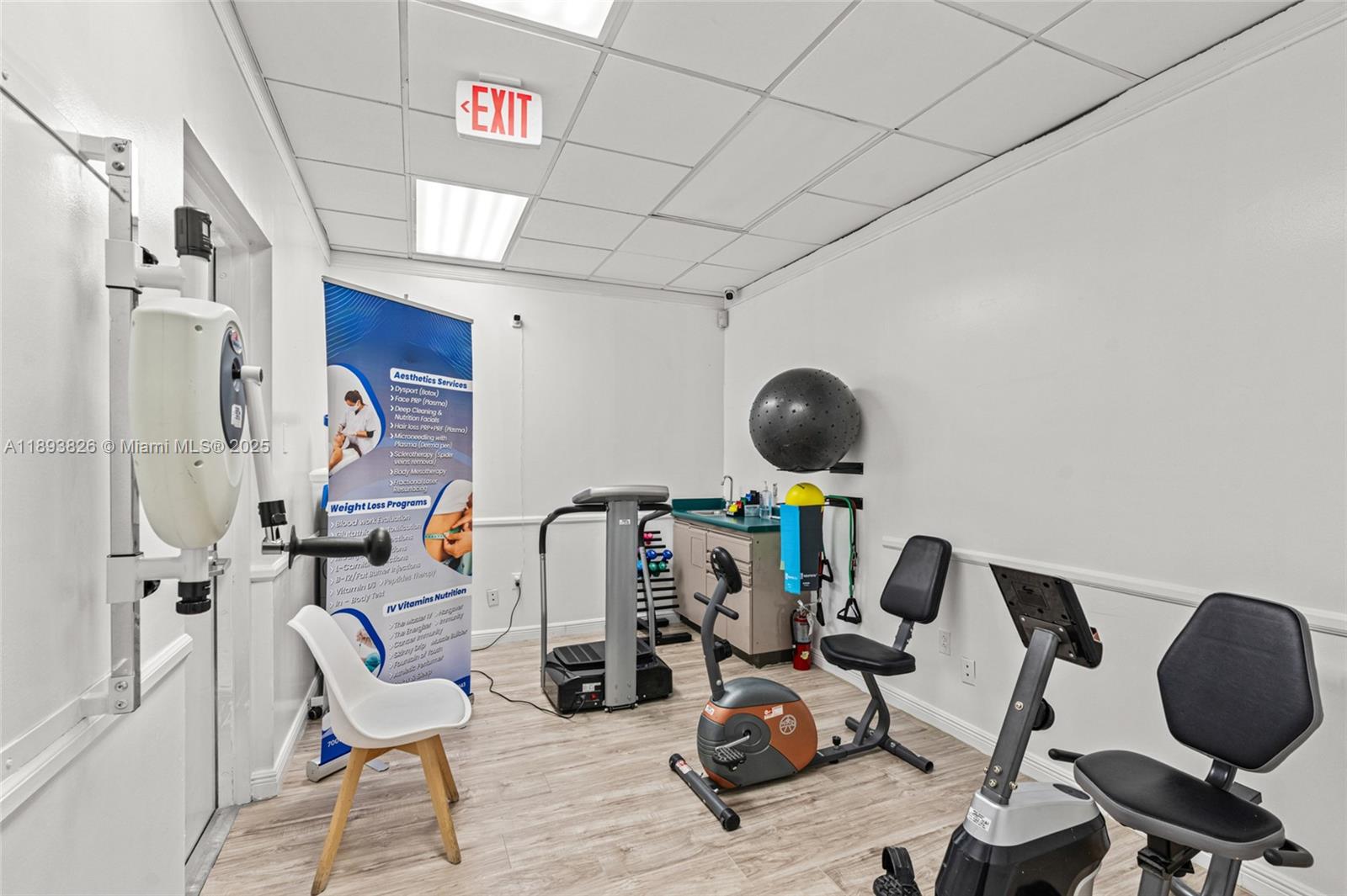   /   кв.футов $ 2025-10-10 0 Фото