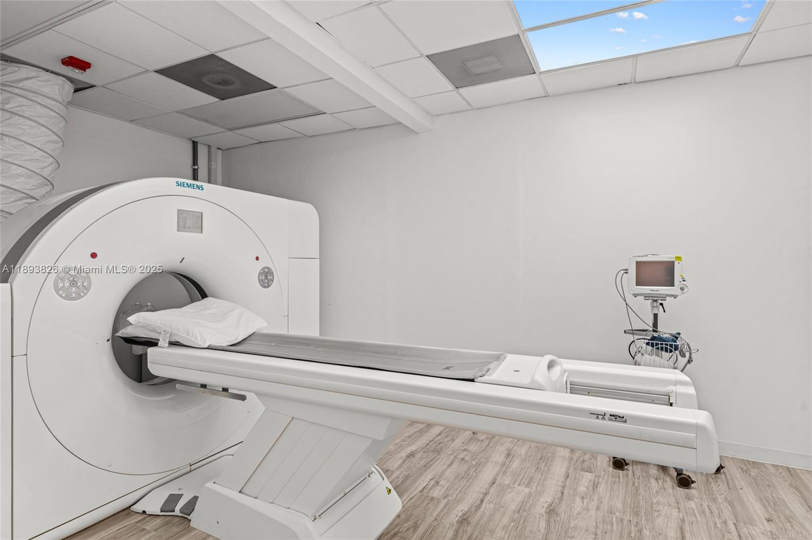   /   кв.футов $ 2025-10-10 0 Фото