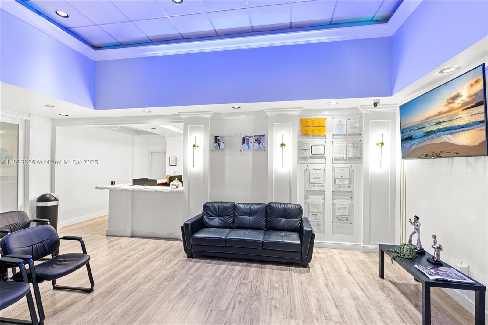   /   кв.футов $ 2025-10-10 0 Фото