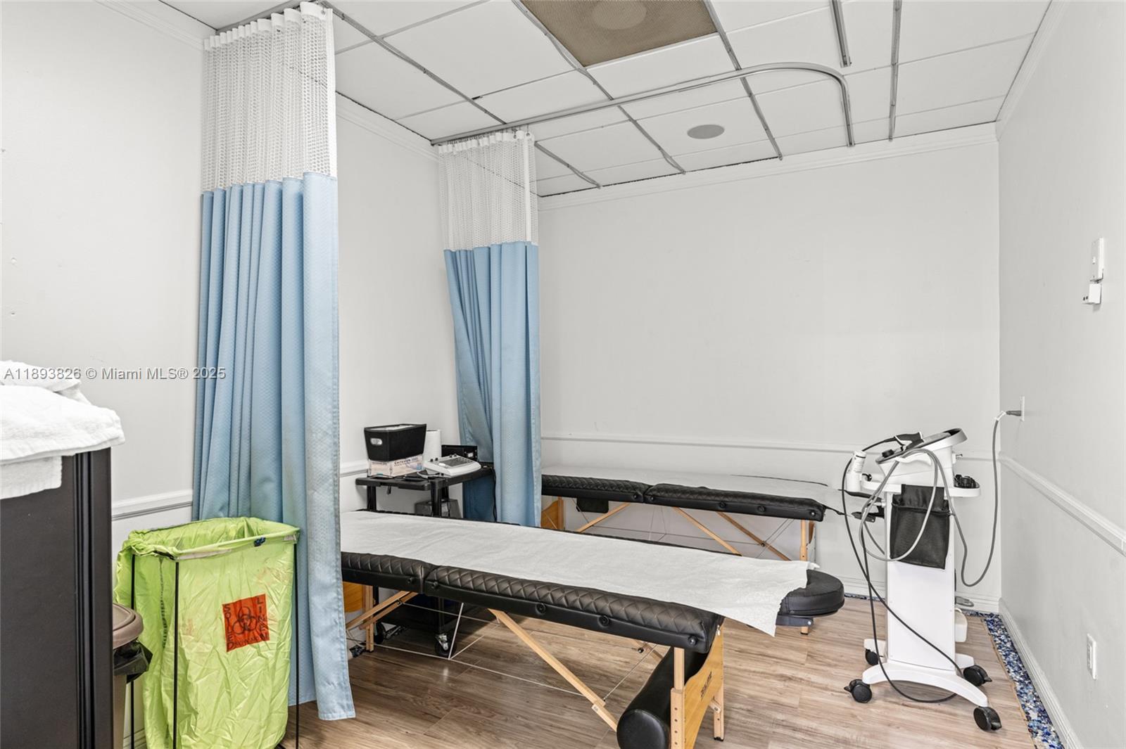   /   кв.футов $ 2025-10-10 0 Фото