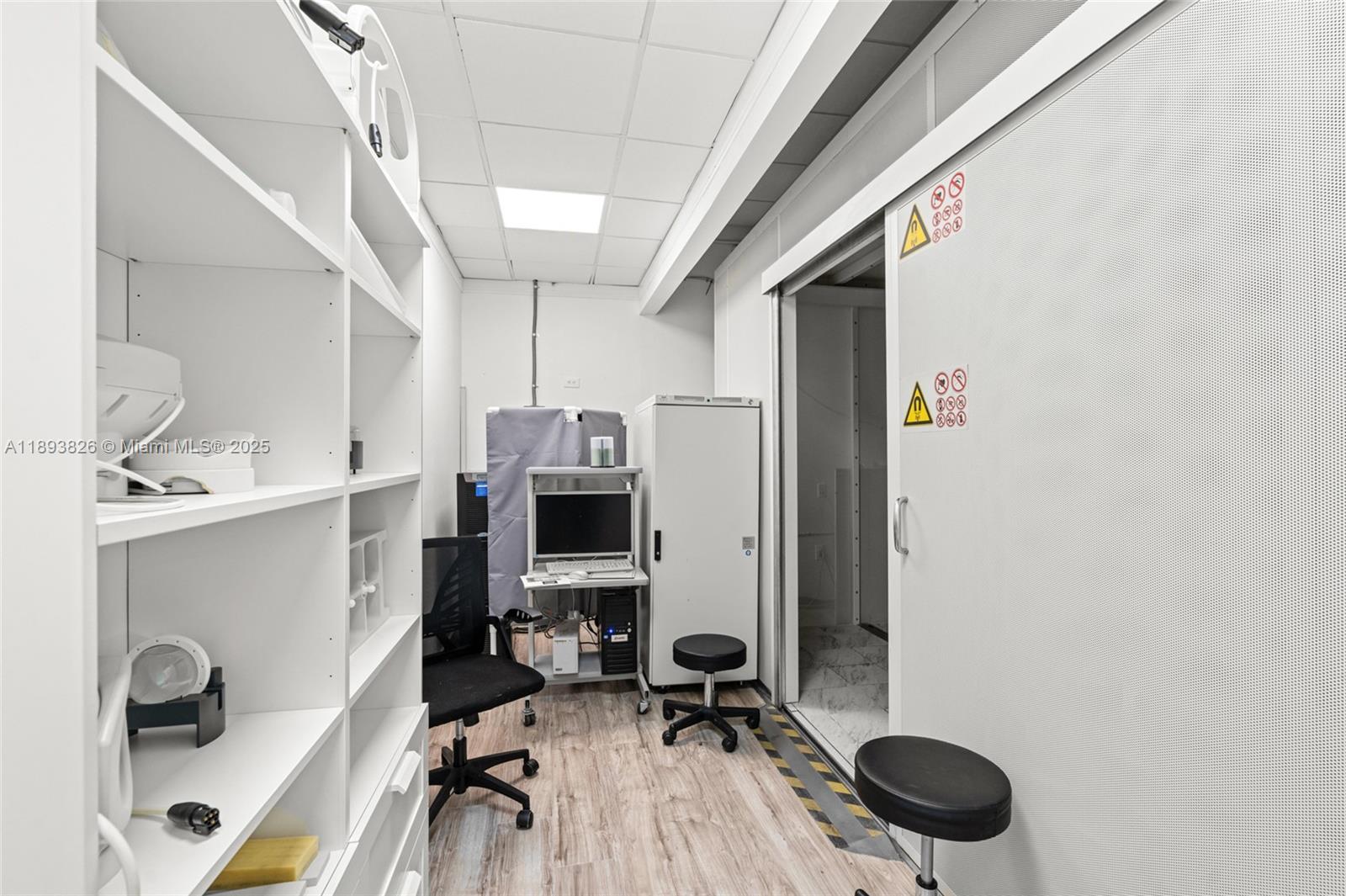   /   кв.футов $ 2025-10-10 0 Фото