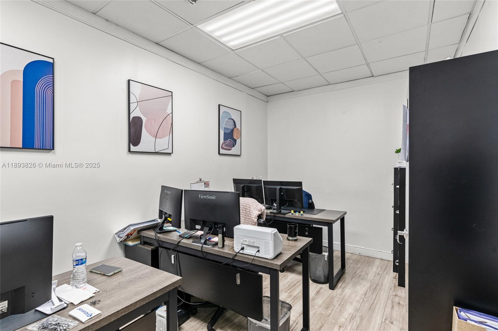   /   кв.футов $ 2025-10-10 0 Фото