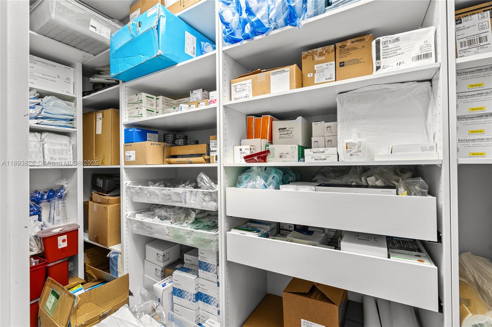   /   кв.футов $ 2025-10-10 0 Фото