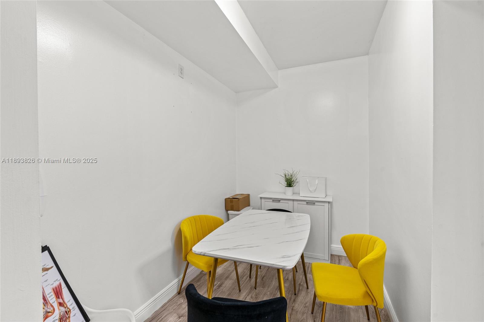   /   кв.футов $ 2025-10-10 0 Фото