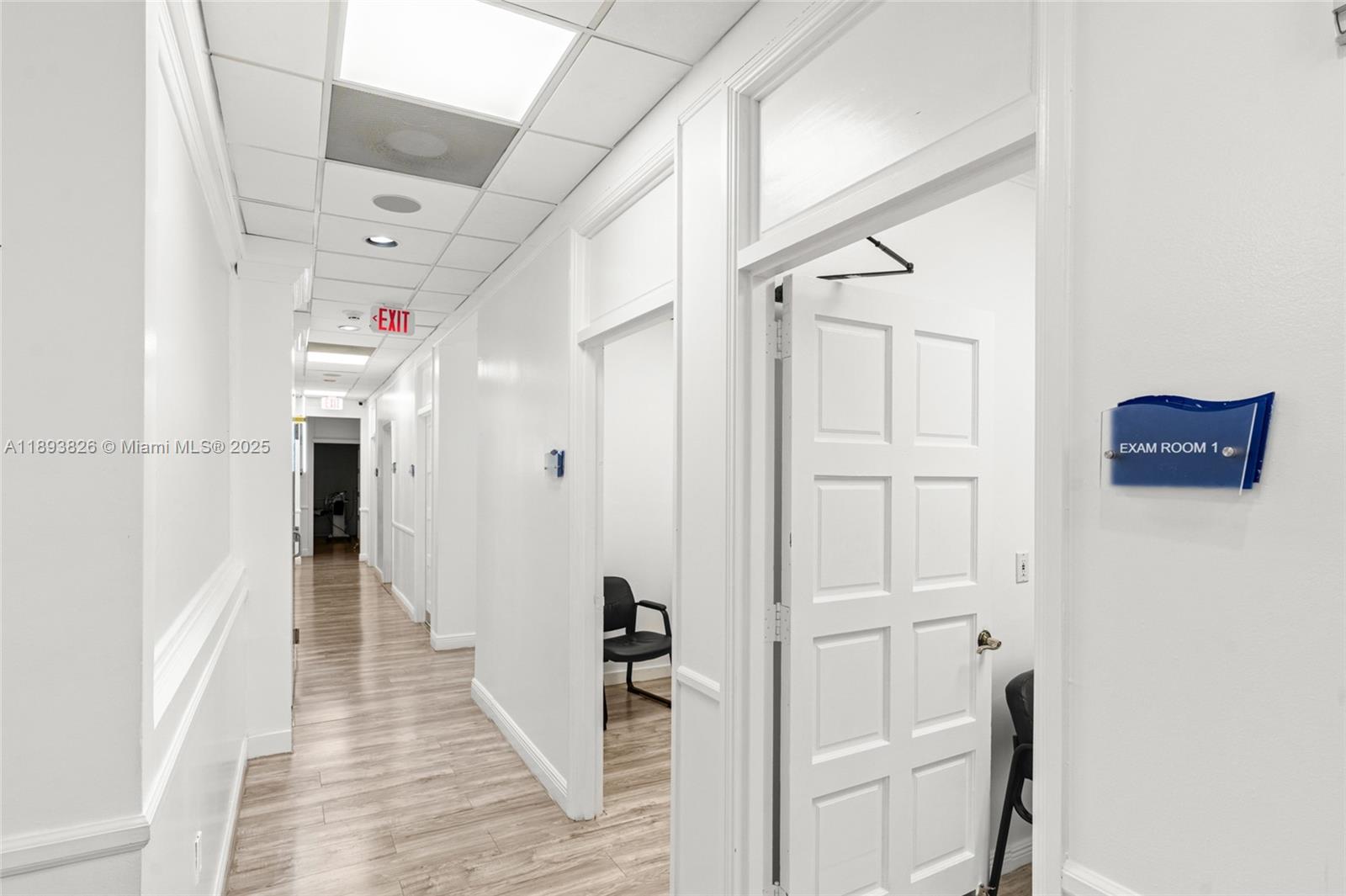   /   кв.футов $ 2025-10-10 0 Фото