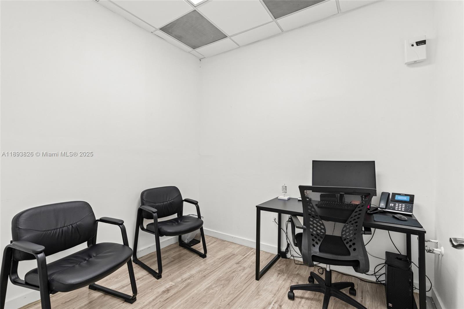   /   кв.футов $ 2025-10-10 0 Фото