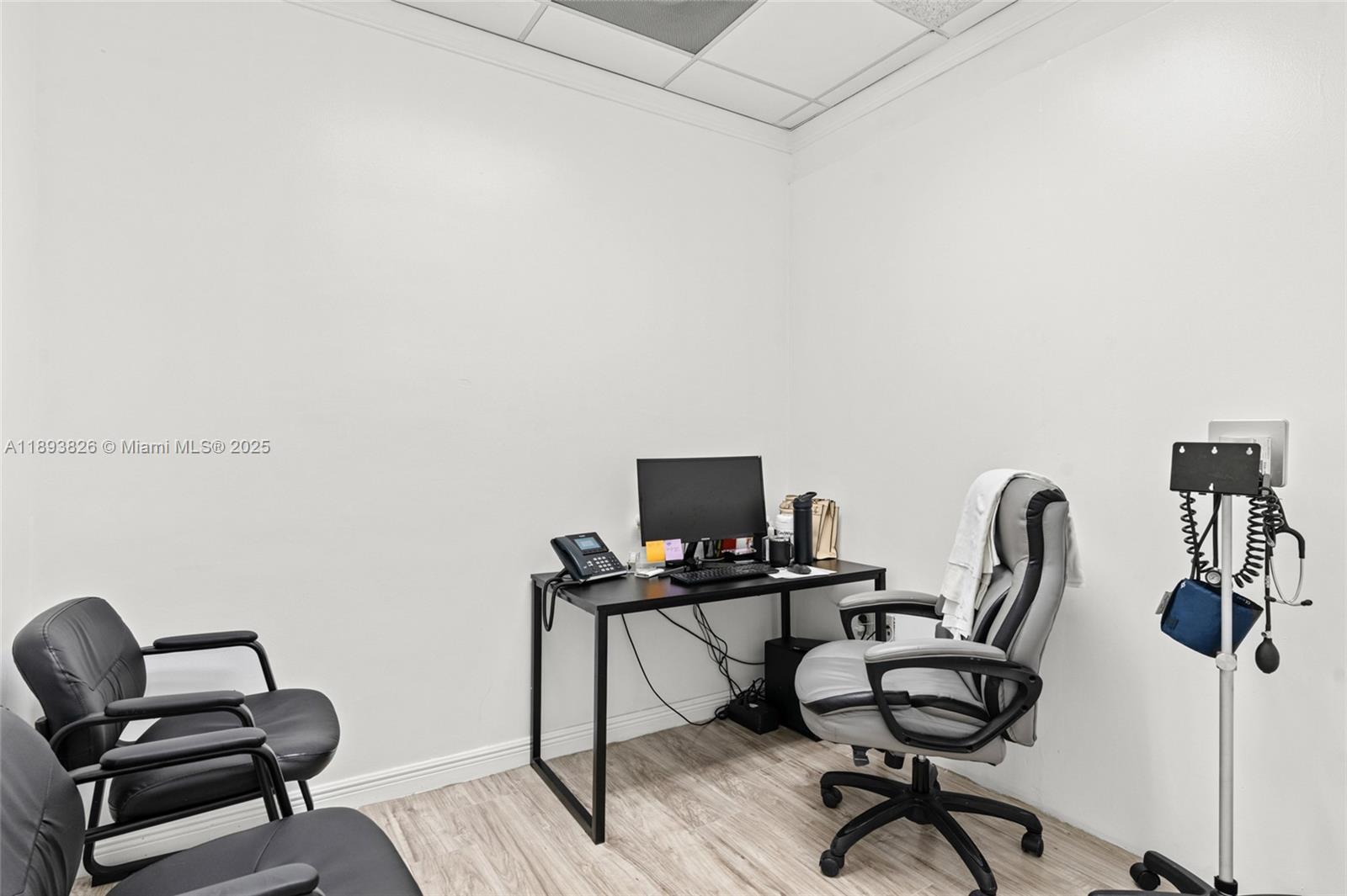   /   кв.футов $ 2025-10-10 0 Фото