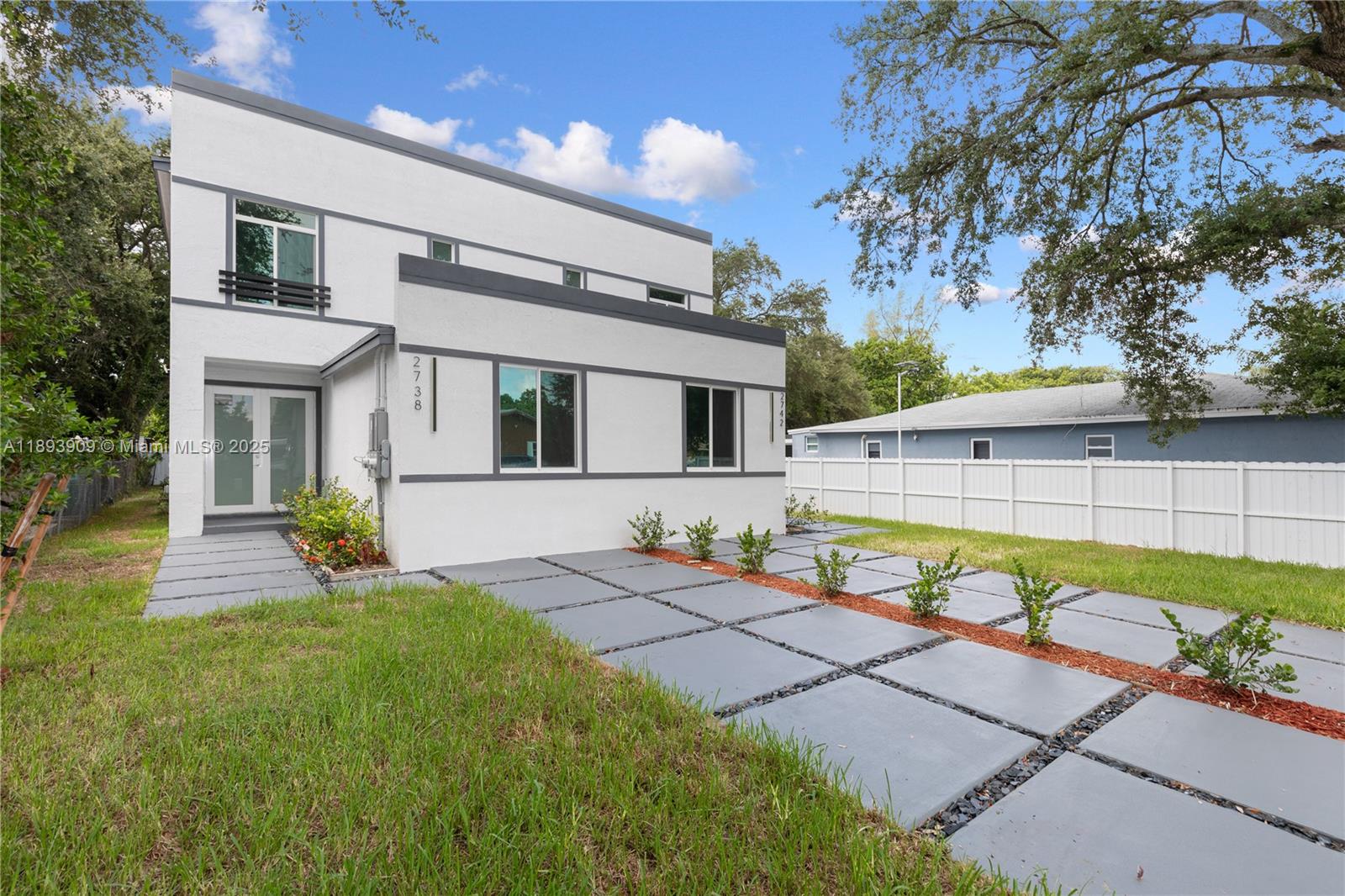   /  3892 sq. ft. $ 2025-10-10 0 foto