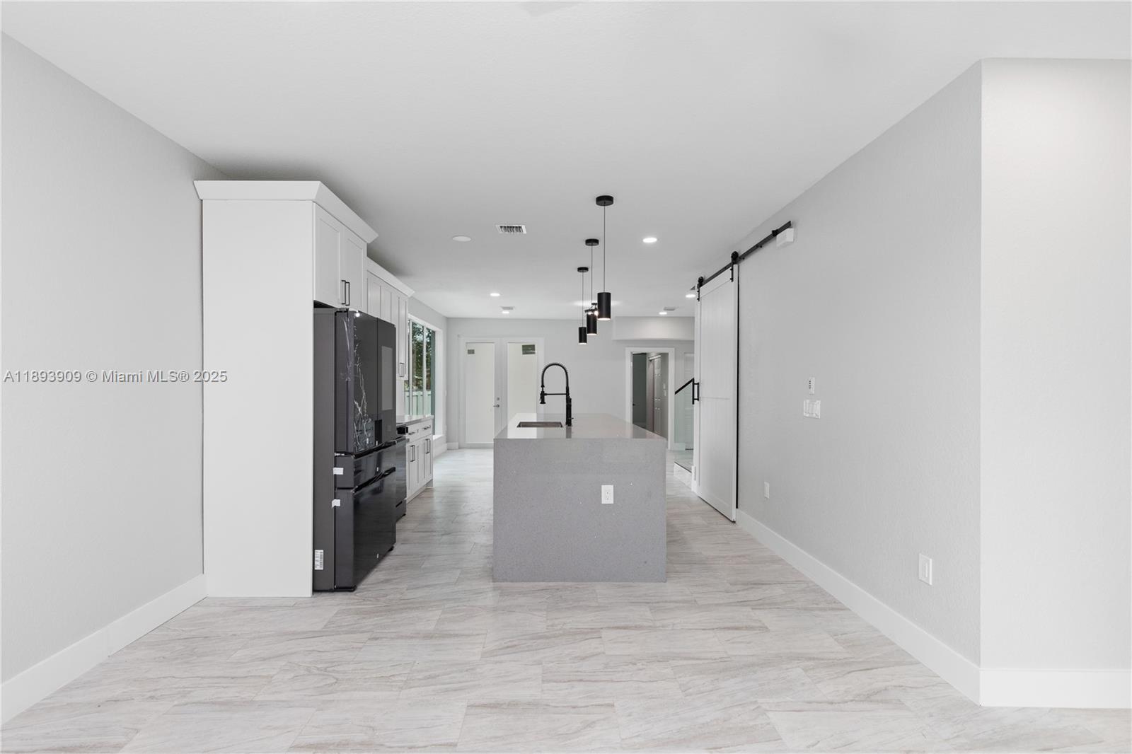   /  3892 sq. ft. $ 2025-10-10 0 foto