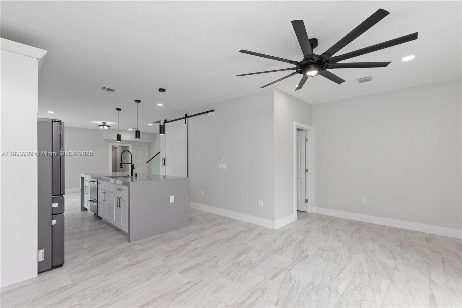   /  3892 sq. ft. $ 2025-10-10 0 foto