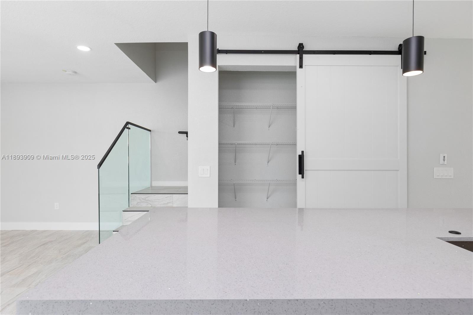   /  3892 sq. ft. $ 2025-10-10 0 foto