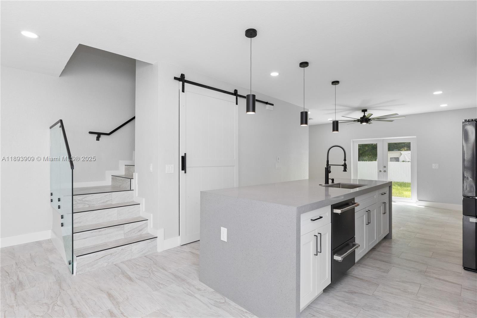  /  3892 sq. ft. $ 2025-10-10 0 foto